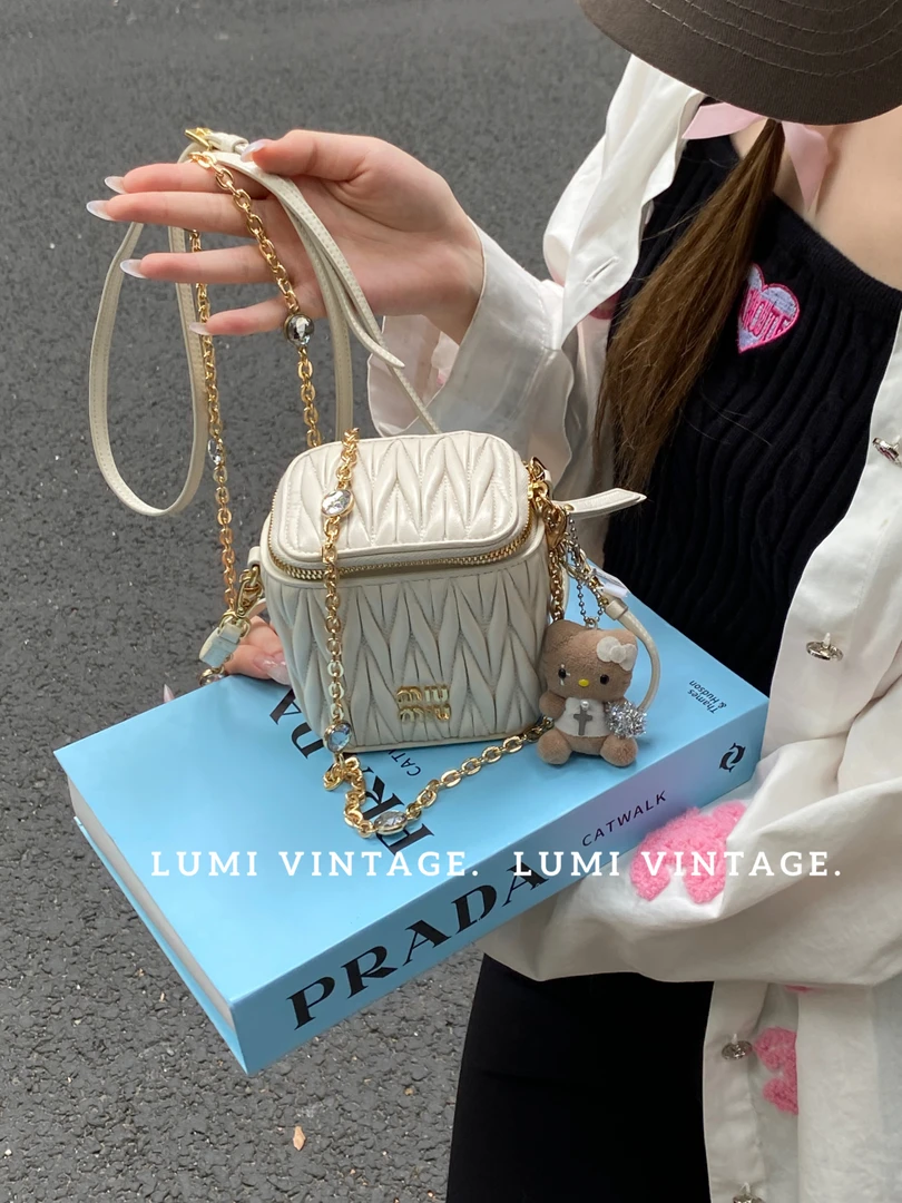 95新 MIU MIU/缪缪 白色羊皮褶皱盒子包36097281