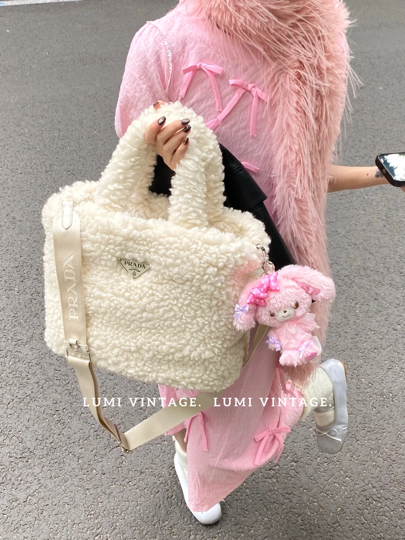 95新 Prada/普拉达 白色摇粒绒手提单肩包49185628