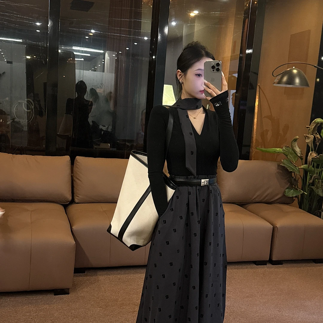 【OS&oneshow】2024新款法式赫本风早秋高级感字母伞裙上衣两件套装