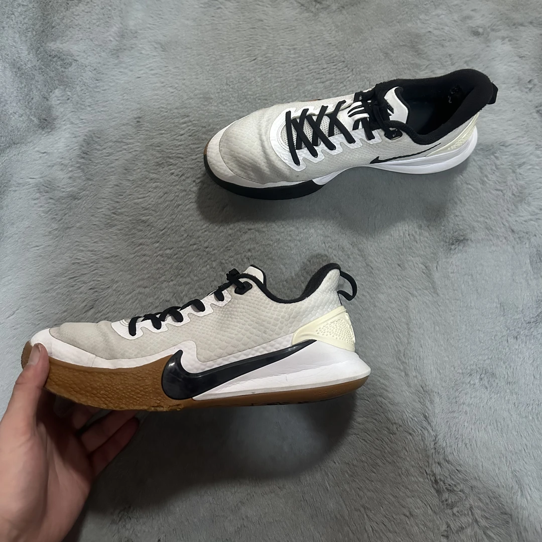 44码 Nike 科比focus白生胶 90新 鞋底磨损小 鞋面新 中古篮球鞋