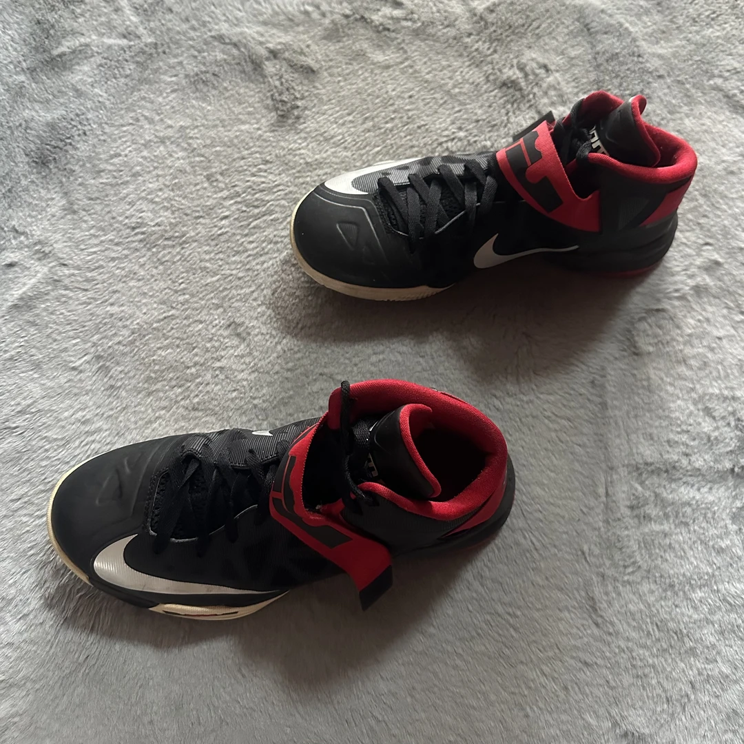 42码 Nike 士兵6黑红 鞋底磨损小 鞋面新 气垫完好 中古篮球鞋