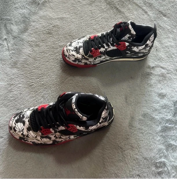42码 aj4涂鸦 95新 鞋底磨损小 鞋面新 气垫完好 黑红 中古篮球鞋