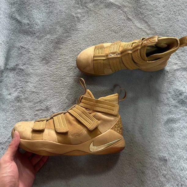 42.5码 Nike士兵11小麦 95新 鞋底磨损小 鞋面新 气垫 中古篮球鞋