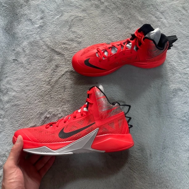 43码 Nike hyperfuse2013大红 95新 鞋底磨损小 鞋面新中古篮球鞋