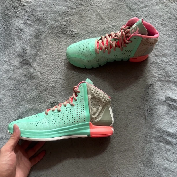 43码 Adidas 罗斯4南海岸 80新 鞋底磨损小 鞋面新 中古篮球鞋