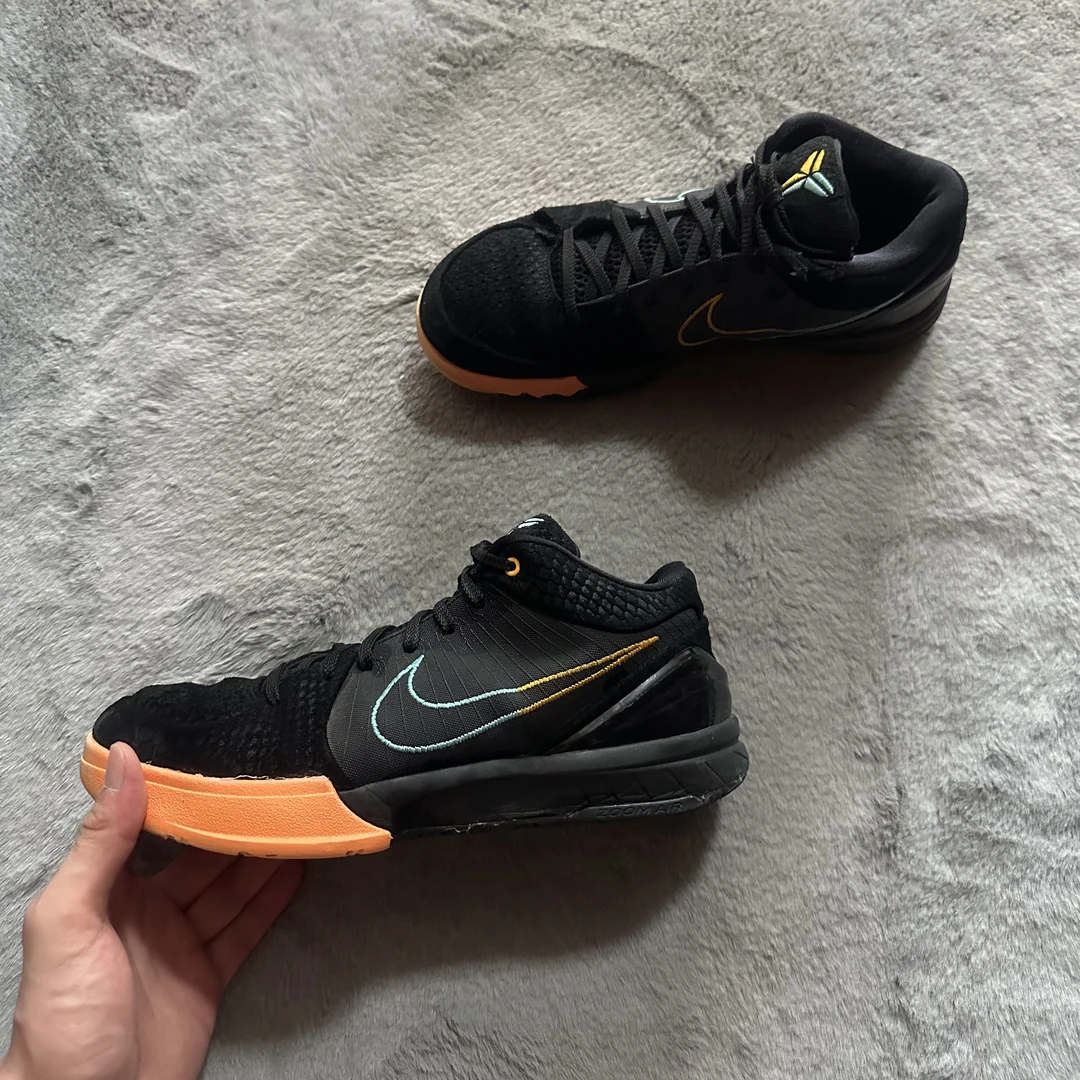 42码 Nike zk4龙鳞 90新 鞋底磨损小 鞋面新 气垫完好 中古篮球鞋