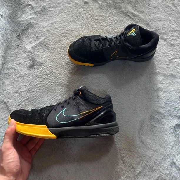44码 Nike zk4龙鳞 95新 鞋底磨损小 鞋面新 气垫完好 中古篮球鞋