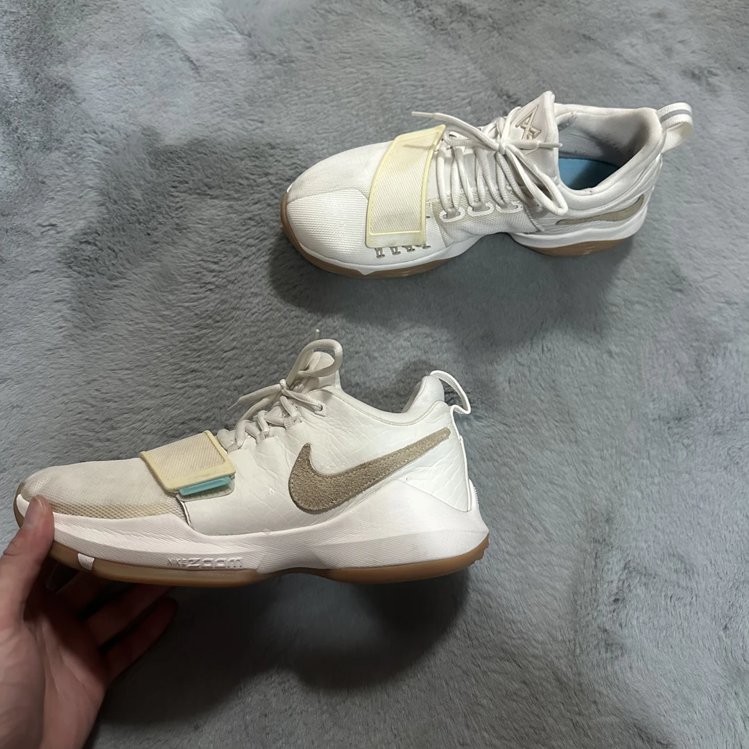 41码 Nike pg1象牙白 95新 鞋底磨损小 鞋面新 气垫好 中古篮球鞋