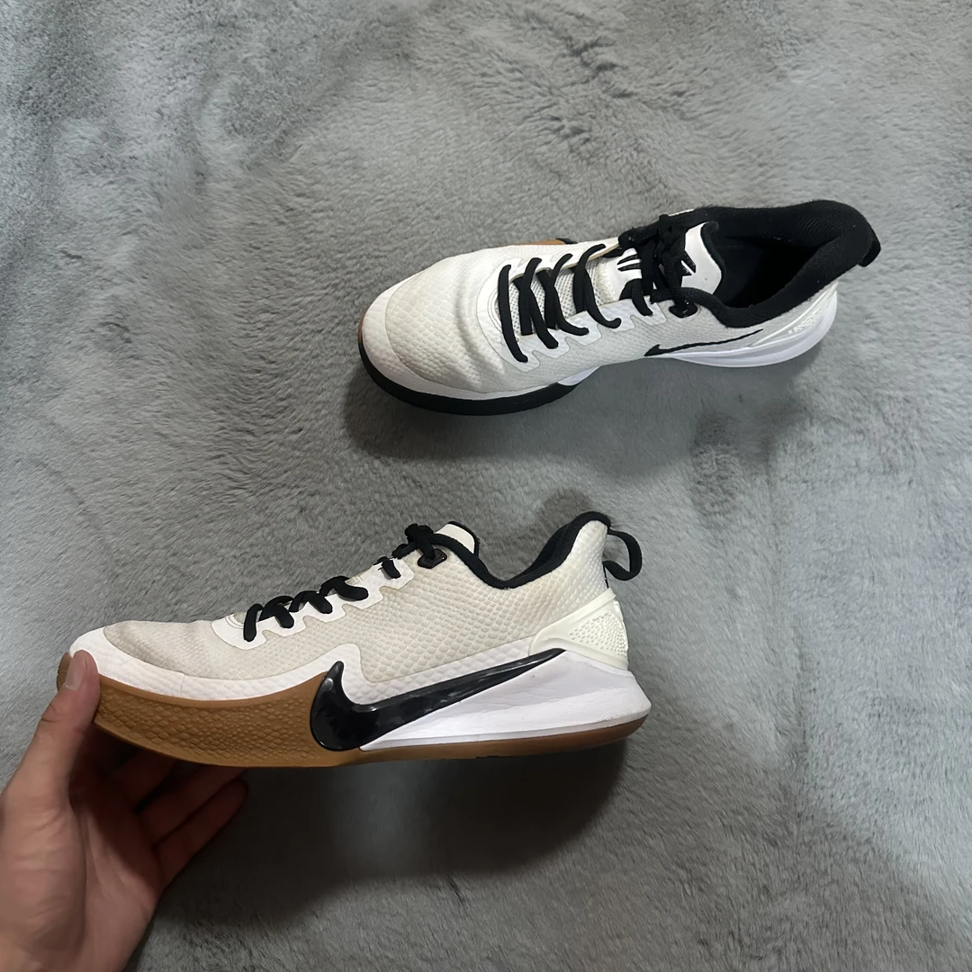 43码 Nike 科比focus白生胶 90新 鞋底磨损小 鞋面新 中古篮球鞋
