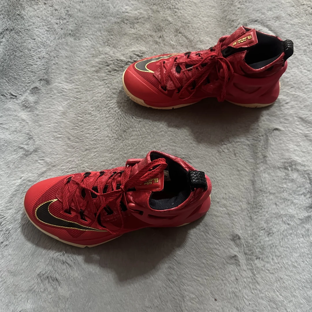 42码 Nike 使节8大红 90新 鞋底磨损小 鞋面新 气垫好 中古篮球鞋