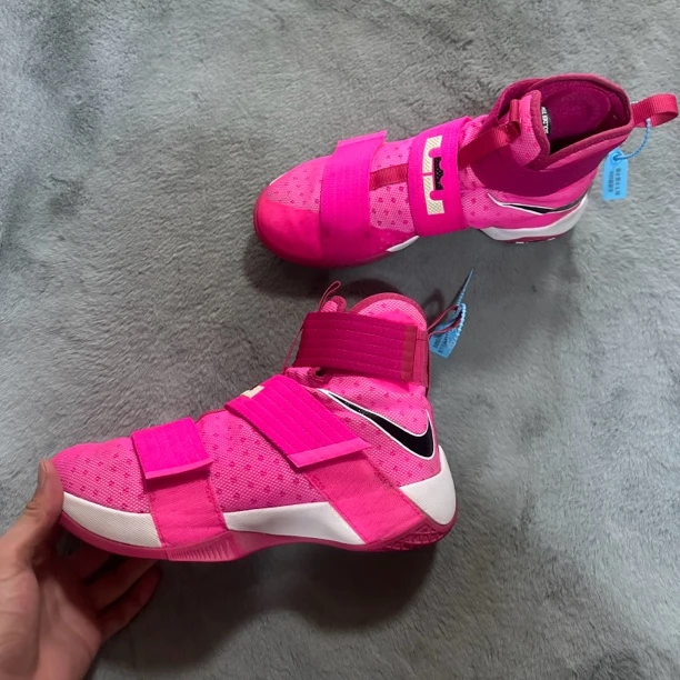 42.5码 Nike 士兵10乳腺癌 95新带原盒 鞋底磨损小 中古篮球鞋