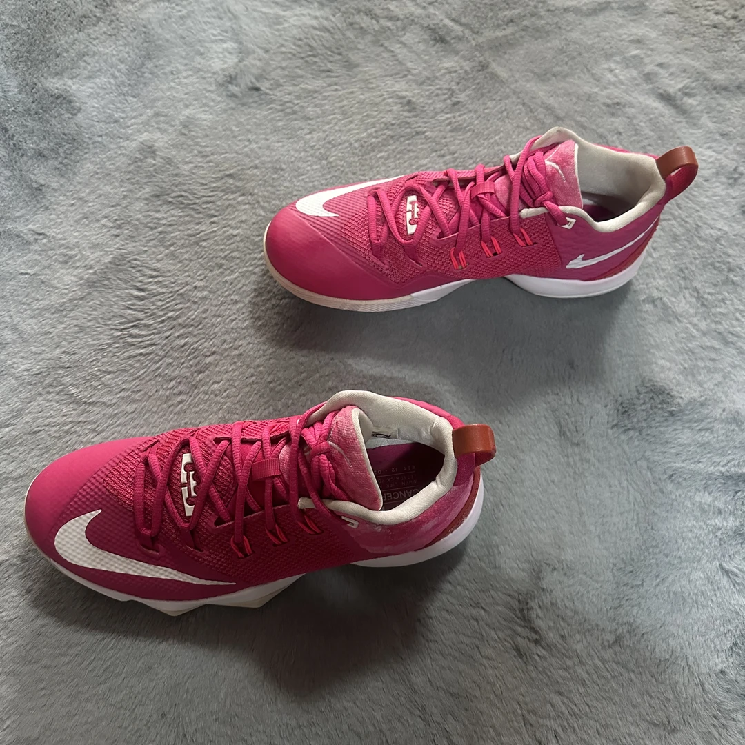 43码 Nike 使节9乳腺癌 95新 鞋底磨损小 鞋面新 气垫 中古篮球鞋