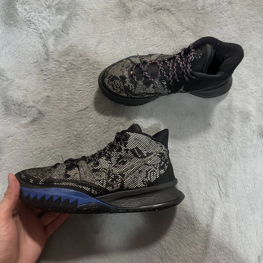 41码 Nike 欧文7黑蓝 90新 鞋底磨损小 鞋面新 气垫好 中古篮球鞋