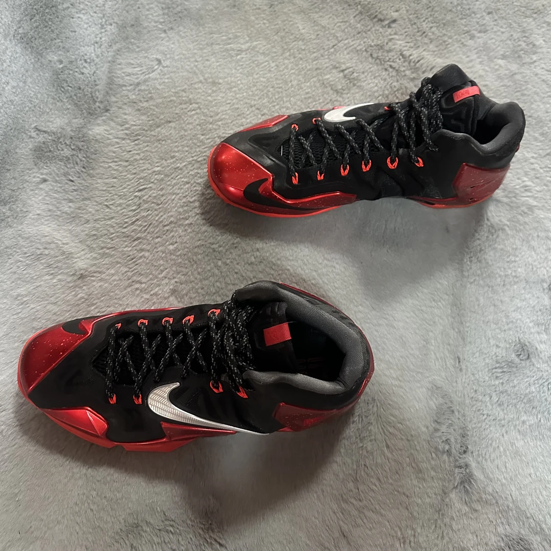 44码 Nike lbj11黑红 95新 鞋底磨损小 鞋面新 气垫好 中古篮球鞋