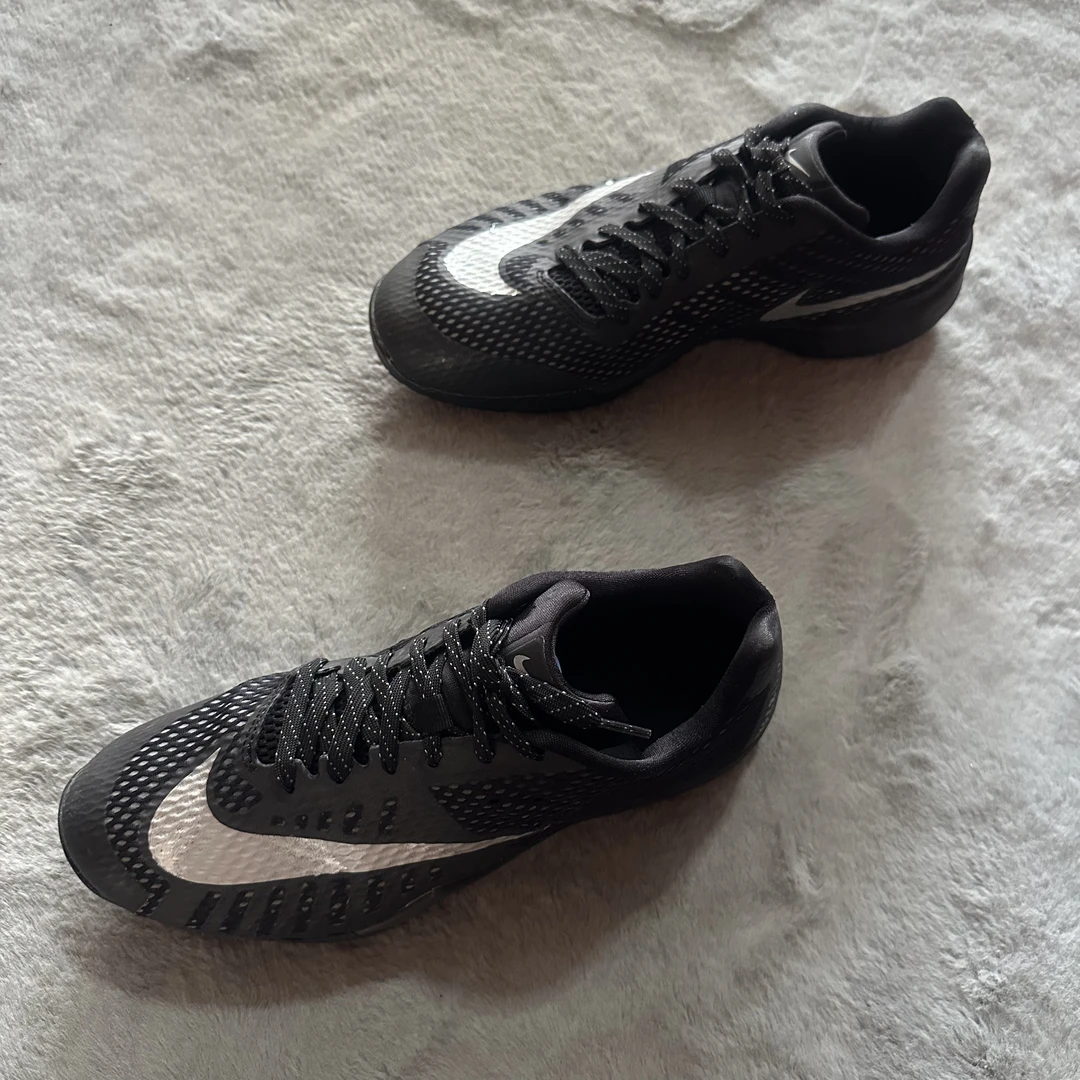 44码 Nike hyperlive黑武士 90新 鞋底磨损小 鞋面新 中古篮球鞋