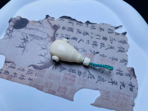 白蜜蜡无纹三通 蜡质细腻柔润 14.5X14.5X29.2mm 3.83克