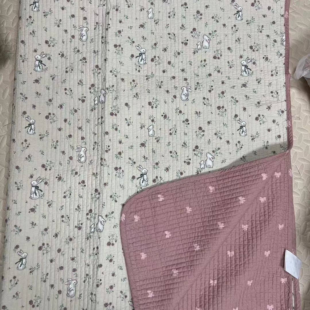 1.5米X2.2左右 双面纯棉斜纹 棉花床盖，高温砂洗   正负5公分误差