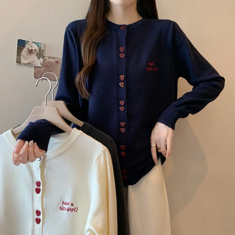 2024秋装新款胖mm大码女时尚纯色设计感爱心纽扣刺绣字母针织上衣