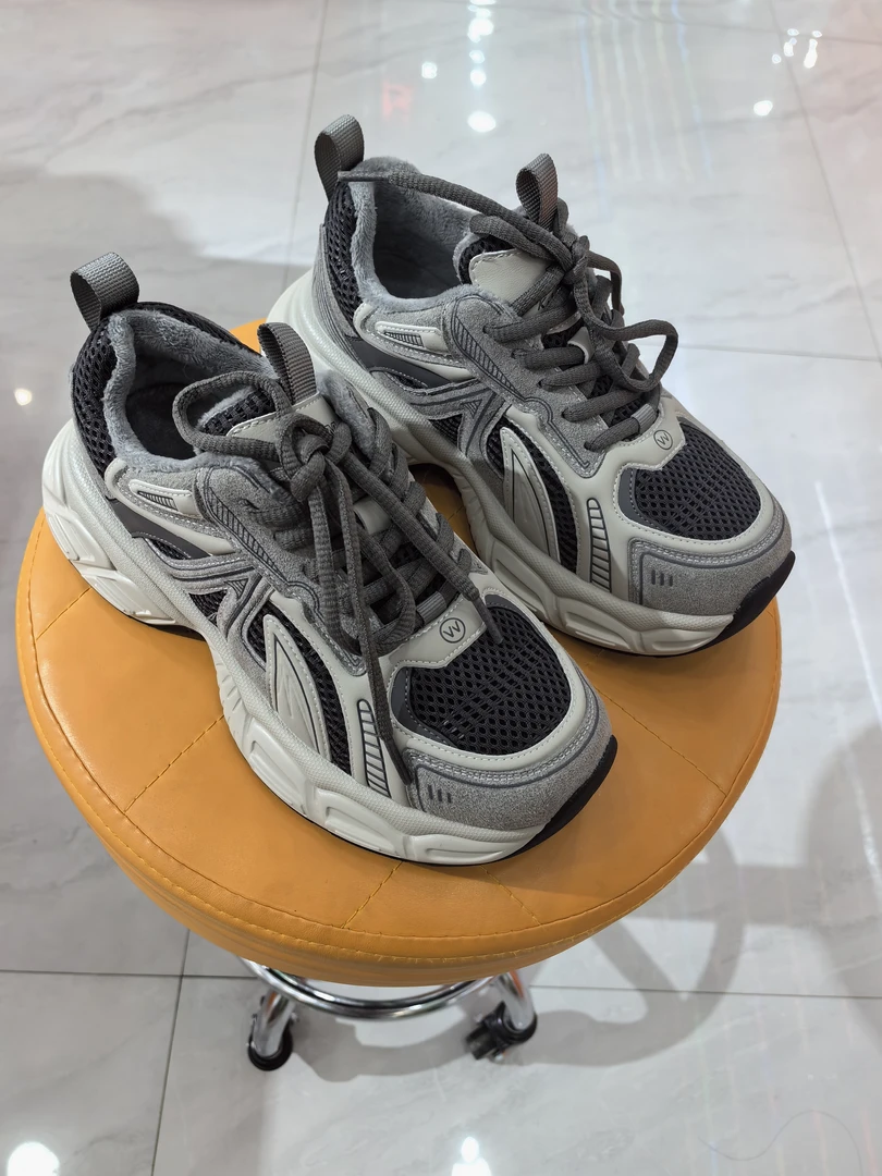 时尚休闲运动鞋上脚舒适底子防滑还具备稳定性和支撑功能