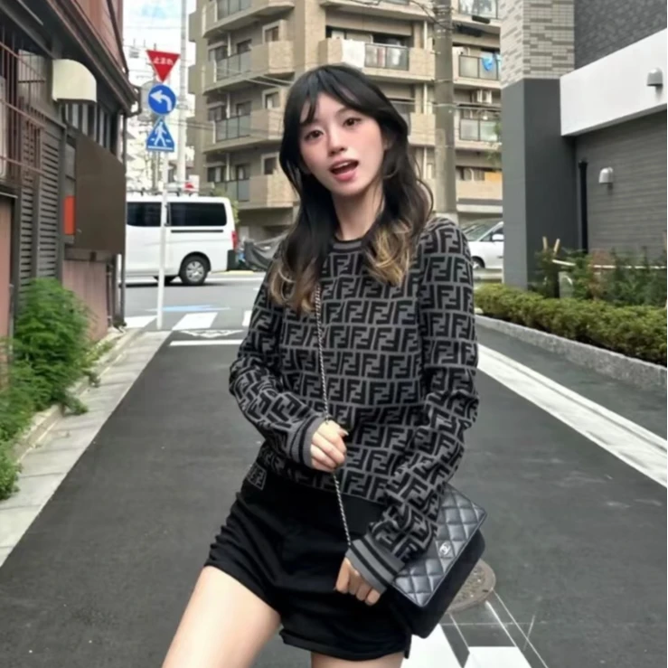99新 FENDI/芬迪 H11728  黑灰色字母满印圆领长袖针织衫 36 XS码