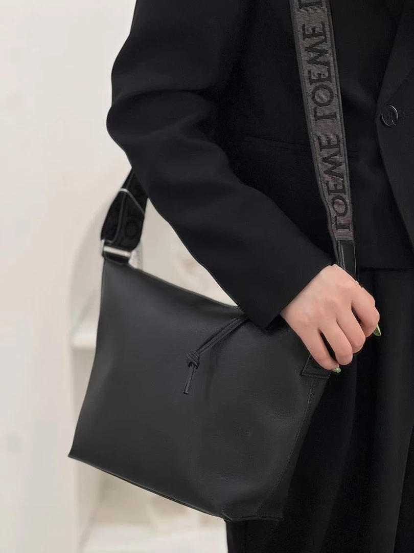 99新 LOEWE/罗意威 罗意威cubi单肩斜挎包黑色/优品