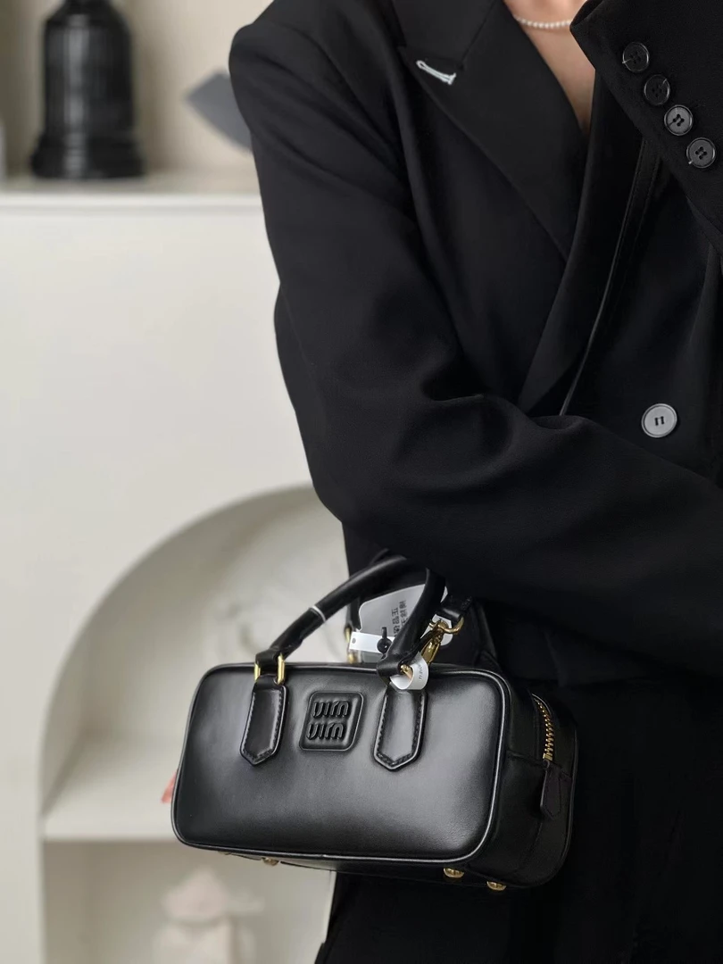 99新 MIU MIU/缪缪 miumiu保龄球黑金/优品