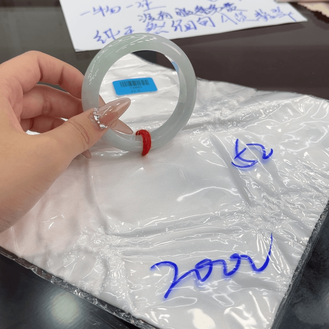 翡翠手镯未镶嵌52圈口