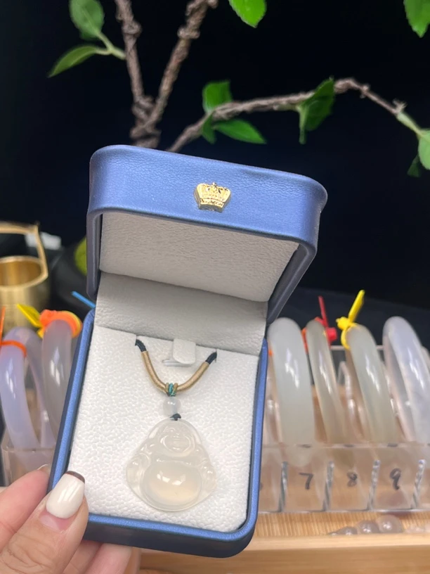 玉髓佛公吊坠很推荐