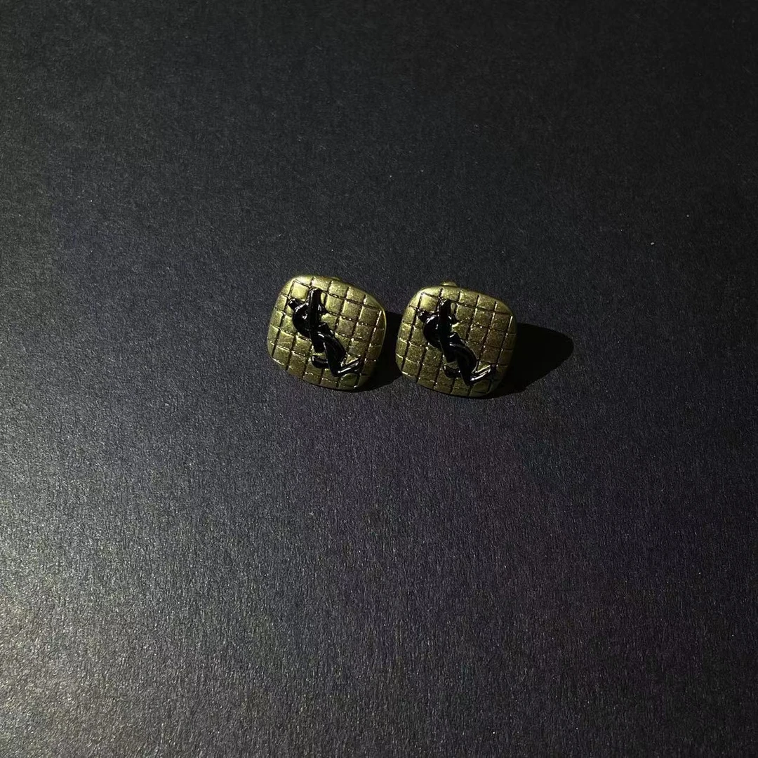 未使用  全新未使用/经典方包耳 环/公价3500/E21