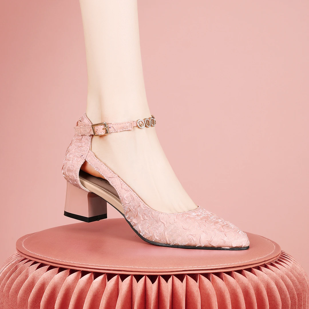 2024春夏季新款尖头时尚粗跟高跟百搭欧美风一字扣带休闲日常单鞋