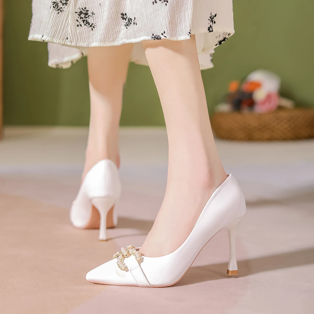 2024年新款春秋款高级感珍珠扣尖头细跟高跟鞋简约小众女单鞋