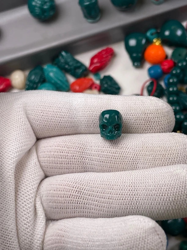 雪巴琉璃地狱色半颚骷髅天地孔吊坠手工项链背云配饰