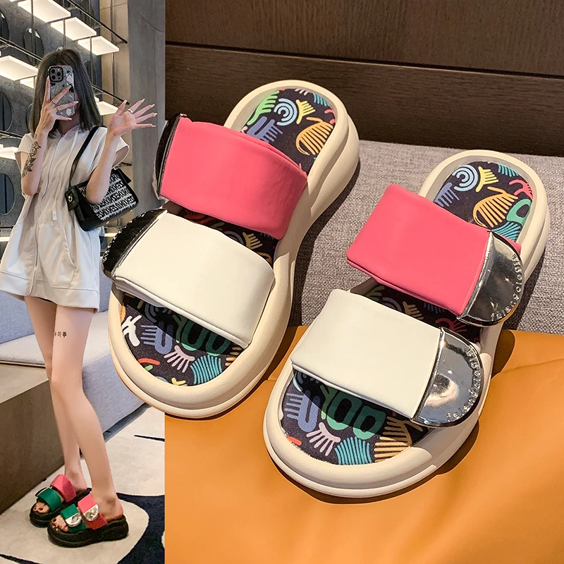 2024网红涂鸦一字拖鞋女夏时尚外穿软底松糕厚底外出魔术贴凉拖鞋