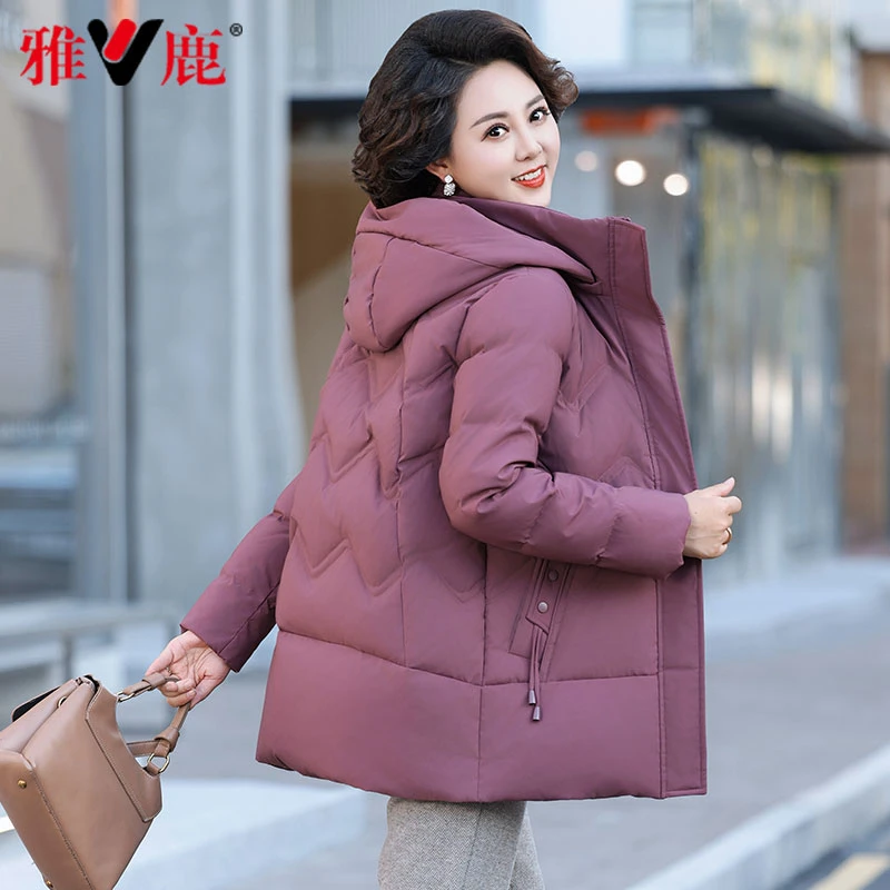 雅鹿妈妈冬装羽绒服女中长款保暖中年女装加厚连帽中老年高贵外套