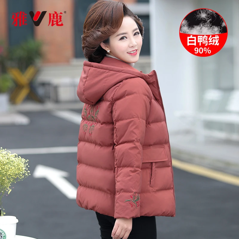 雅鹿妈妈羽绒服短款中年女新款冬装中老年人棉衣服奶奶白鸭绒棉袄