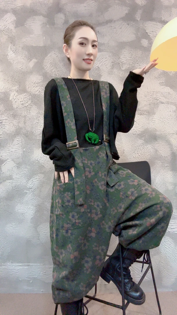 原创新款刷毛绒绿色小花带里子背带裤