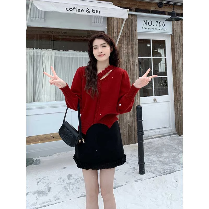 慕兔韩系纯欲风不规则设计感圣诞红针织衫女2024秋冬新款V领上衣