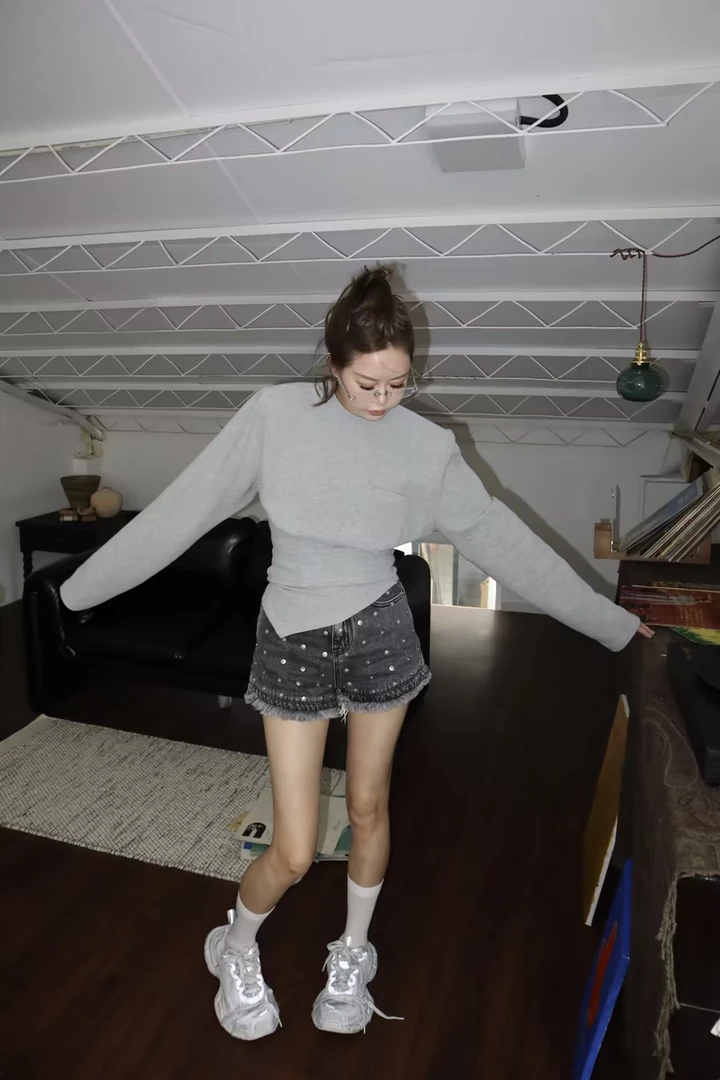 KIOKWANG//特殊纹理面感 圆领套头收腰结构短款长袖垫肩上衣