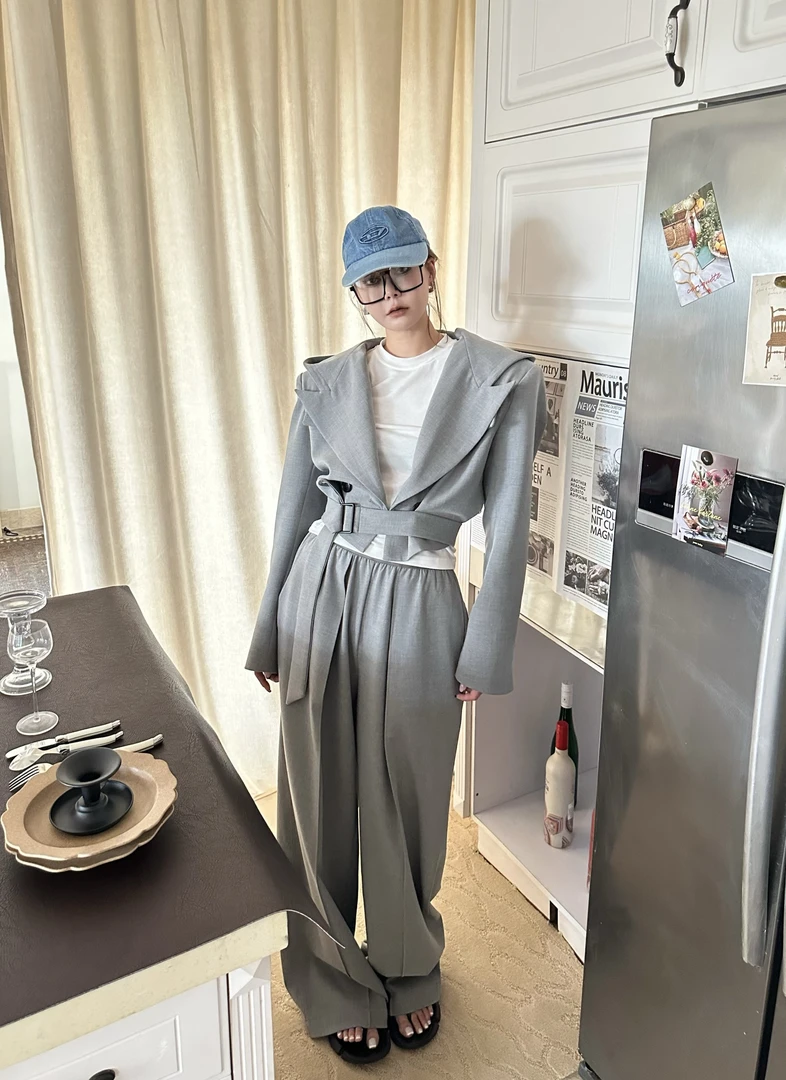 KIOKWANG//小众设计感 腰带调节短款连帽垫肩西装外套