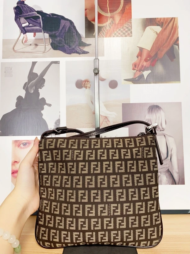 95新 FENDI/芬迪 兔兔奢/芬迪斜挎包/240706119
