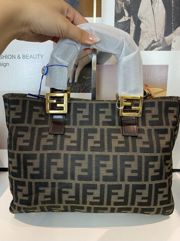 95新 FENDI/芬迪 兔兔奢/芬迪金扣超模230309052