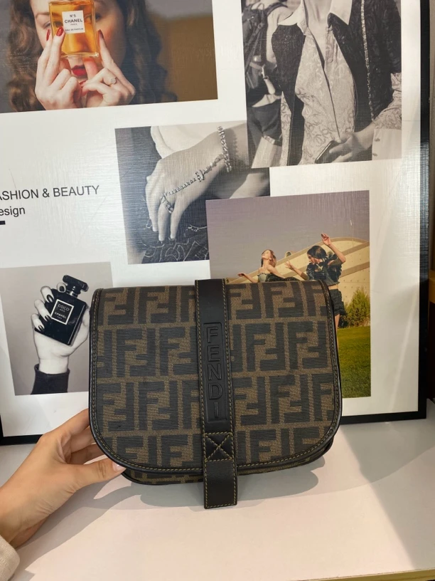 95新 FENDI/芬迪 兔兔奢/芬迪斜挎包/240626026