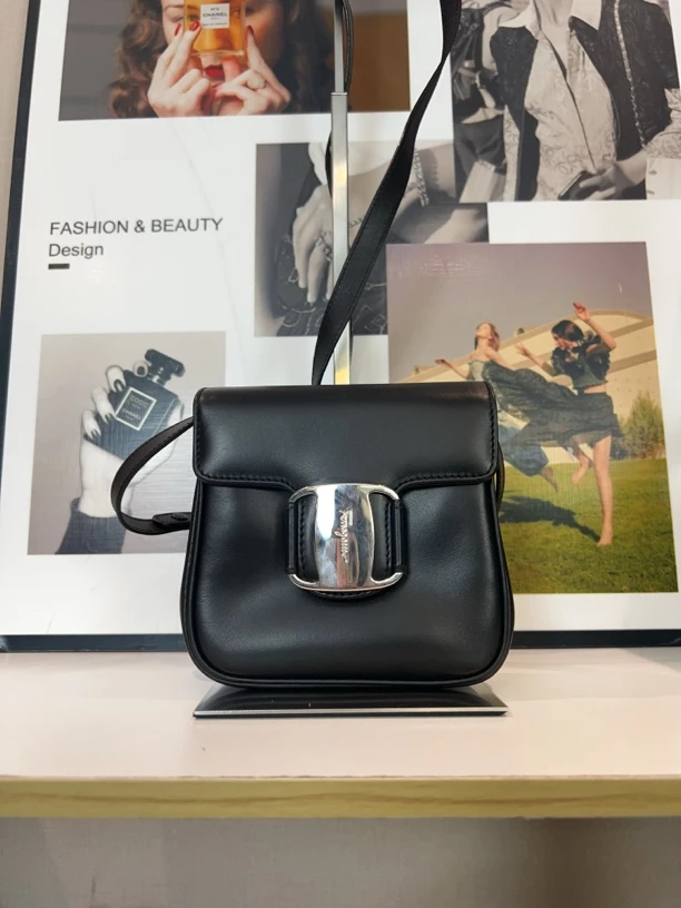 95新 FERRAGAMO/菲拉格慕 兔兔奢/菲拉格慕斜挎包/240416001