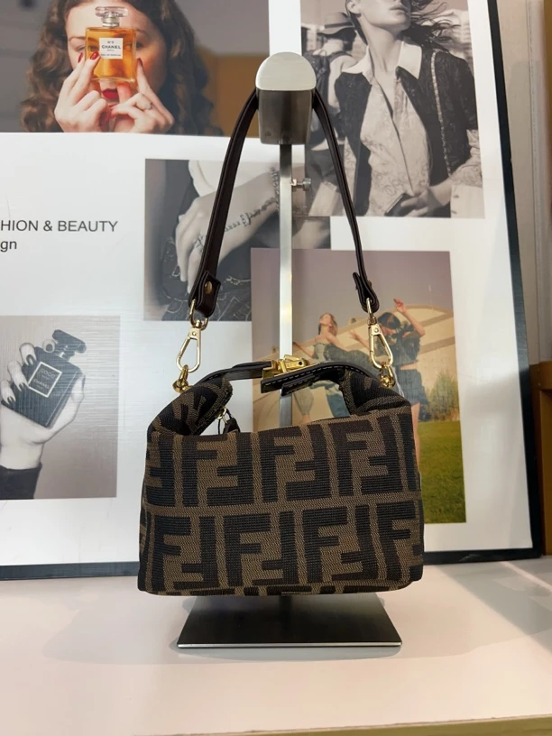 95新 FENDI/芬迪 兔兔奢 G专属/芬迪小饭盒包/240218092