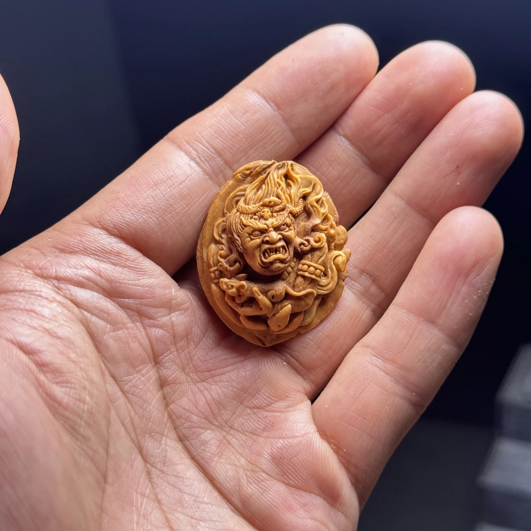 黄财神 桃核雕刻，纯手工制作
