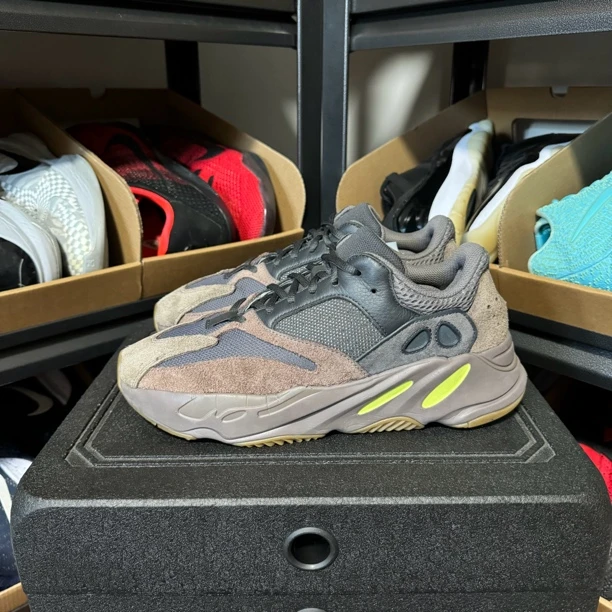 43码 adidas yeezy 700 黑褐色 95新 无原盒 无瑕疵 休闲鞋
