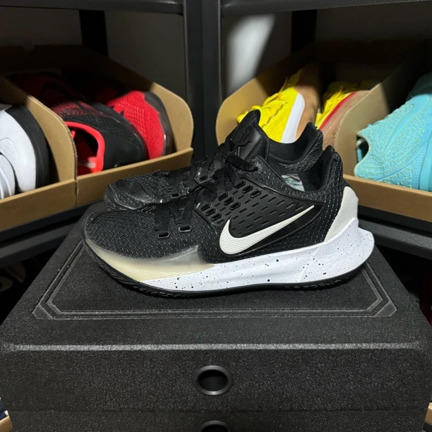 41码 Nike 欧文low2 黑白 95新 无原盒 鞋帮修复 无瑕疵 磨损很小