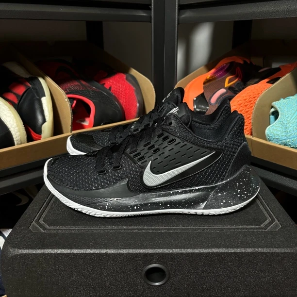 44.5码 nike 欧文low2 黑白 97新 无原盒 鞋帮小修复 磨损很小