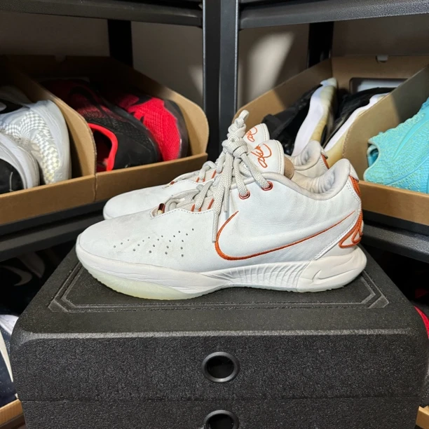 43码 Nike 詹姆斯21 米白首发 95新 原盒 无瑕疵 鞋头小开胶