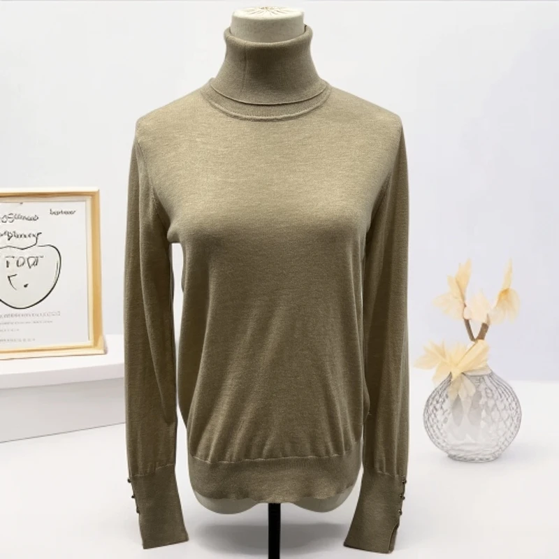 B1203  女士浅卡其色高领袖口三粒扣针织打底衫